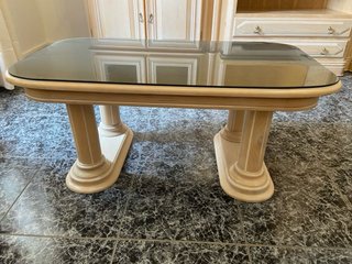 Mueble de madera y cristal