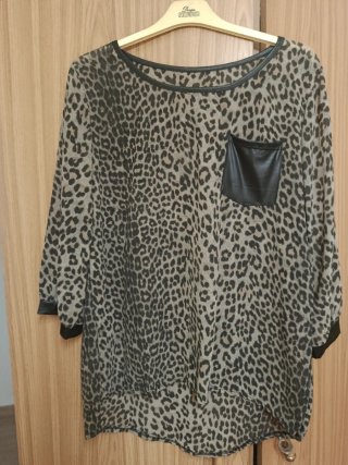 Blusa leopardo con bolsillo
