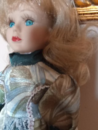 Bambola vintage porcellana occhi blu