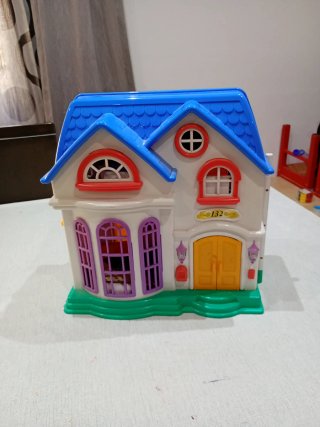 Casita de muñecas con figuras y muebles