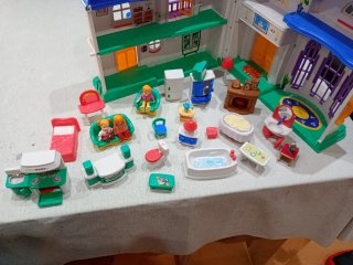 Casita de muñecas con figuras y muebles