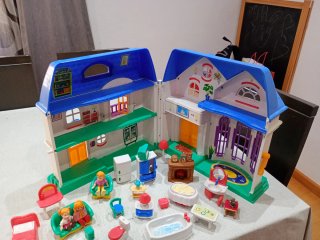 Casita de muñecas con figuras y muebles