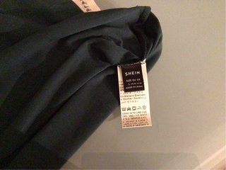 Maglia monospalla con maniche in pizzo