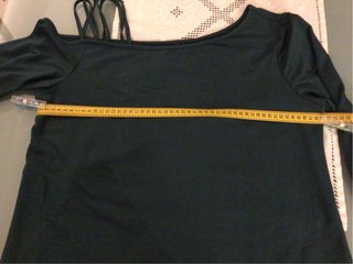 Maglia monospalla con maniche in pizzo