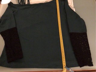 Maglia monospalla con maniche in pizzo