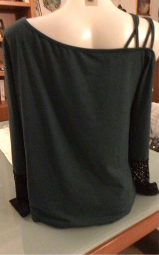 Maglia monospalla con maniche in pizzo