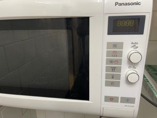 Microondas Panasonic NN-GD556W Inverter Grill.