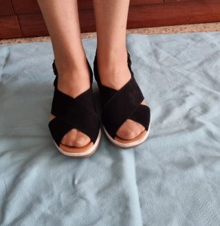 Sandalias de cuña negras y beige