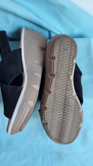 Sandalias de cuña negras y beige