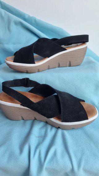 Sandalias de cuña negras y beige