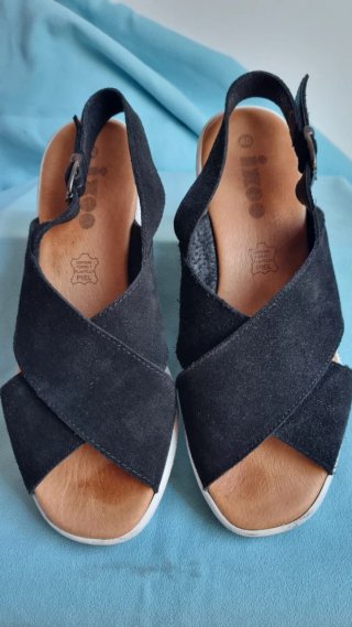 Sandalias de cuña negras y beige