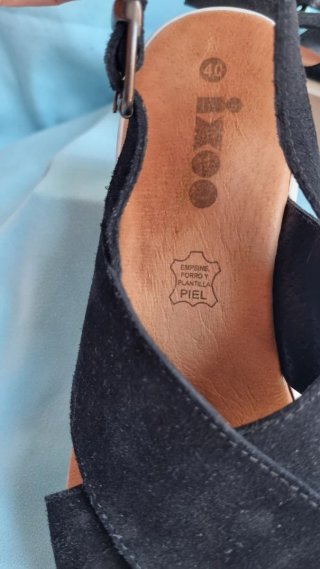 Sandalias de cuña negras y beige