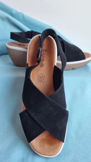 Sandalias de cuña negras y beige