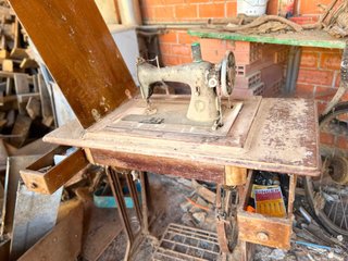 Máquina de coser Singer en mueble