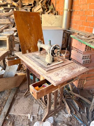 Máquina de coser Singer en mueble