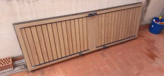 Puerta mallorquina de aluminio imitación madera.