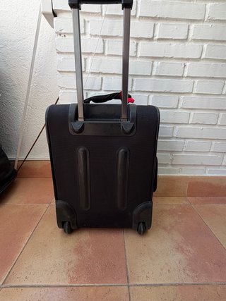 Maleta de cabina negra con ruedas