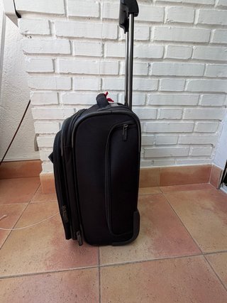 Maleta de cabina negra con ruedas
