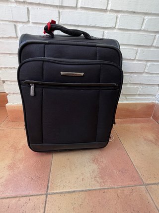Maleta de cabina negra con ruedas