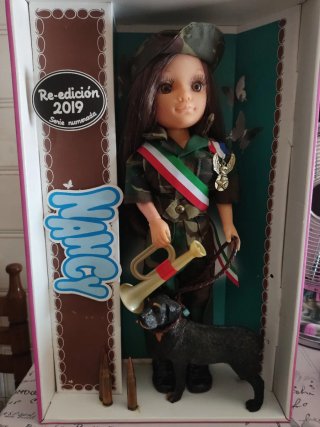 Nancy  Militar con Perro