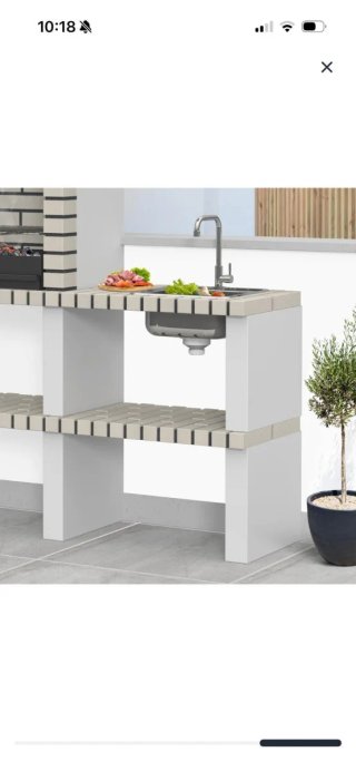 Barbacoa de obra gris y blanca sin usar