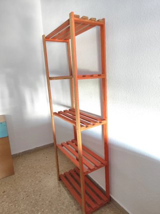 Estantería de madera naranja