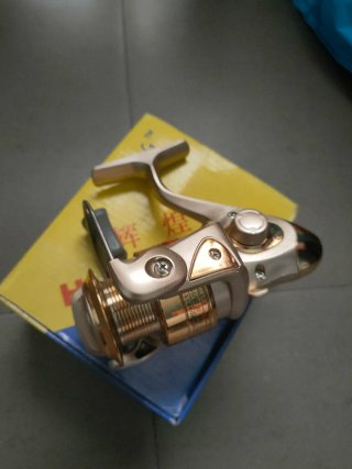 Carrete de pesca dorado