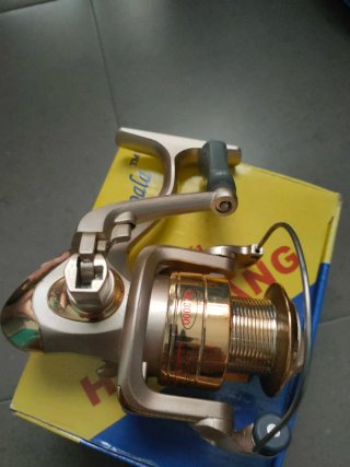 Carrete de pesca dorado