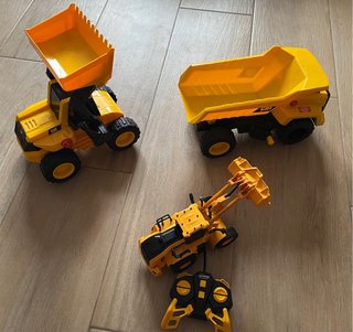 Camión y excavadora CAT + excavadora RC