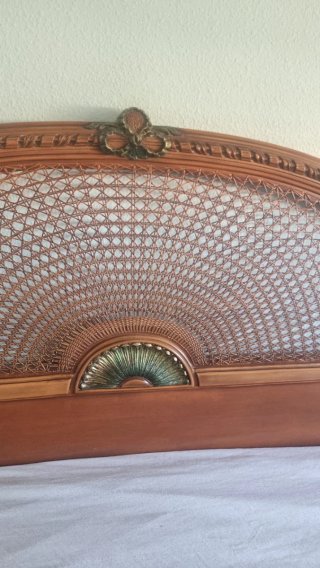 Cabecero de madera y mimbre