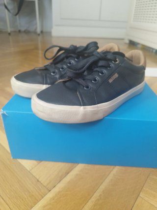 Zapatillas Mustang Negras y Beige