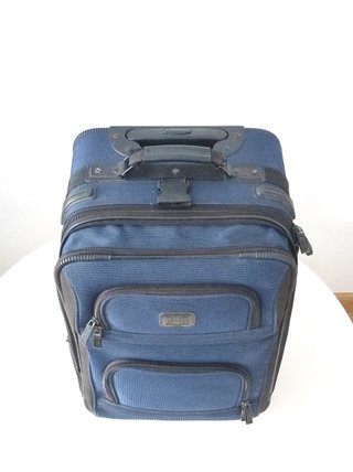 Maleta de viaje azul con ruedas