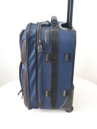 Maleta de viaje azul con ruedas