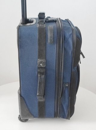 Maleta de viaje azul con ruedas