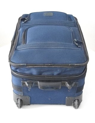 Maleta de viaje azul con ruedas