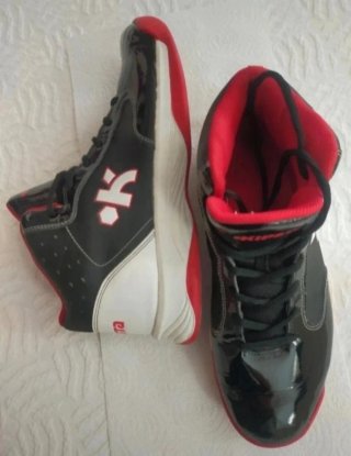 Zapatillas deportivas Kipsta Negras y Rojas