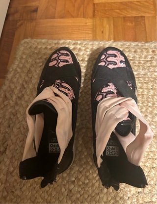 Botines negros y rosas
