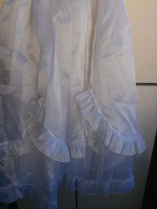 Vestido blanco y rosa estilo modernista.