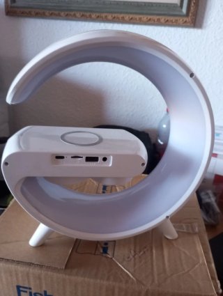 Cargador móvil con reloj y radio