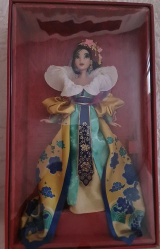 Muñeca de colección vestida