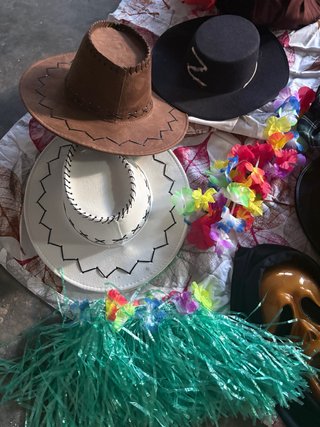 Lote de disfraces y accesorios