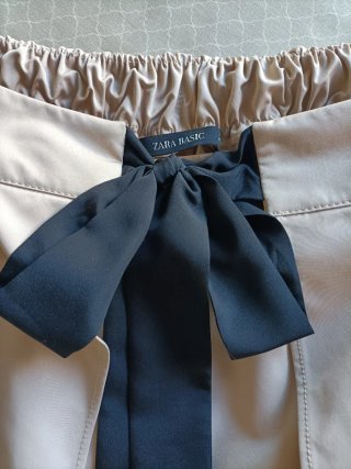 Falda Zara Beige con Lazo Negro