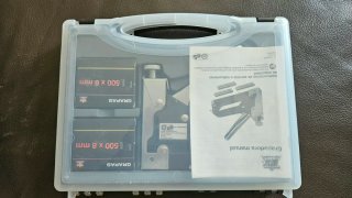 Grapadora manual con maletín y grapas