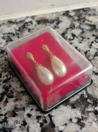 Pendientes lágrima perla dorados