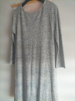Vestido gris manga larga con rosas