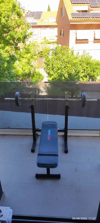 Banco de pesas con barra y discos 20kg