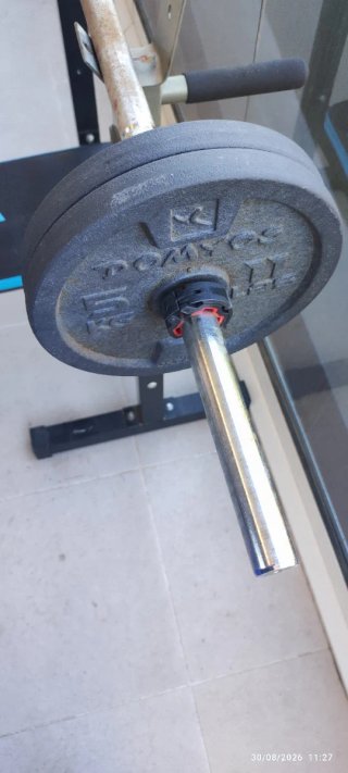 Banco de pesas con barra y discos 20kg