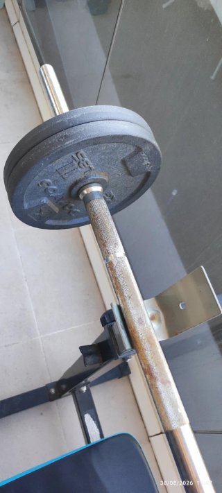 Banco de pesas con barra y discos 20kg