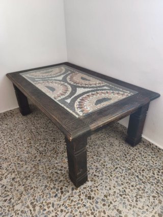 Mesa baja de madera tallada con mosaico y cristal