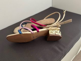 Sandalias doradas piel tacón bloque